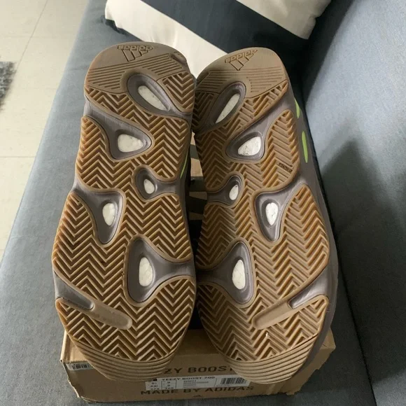 Yeezy boost 700 mauve in a 9.5 - Picture 6 of 13